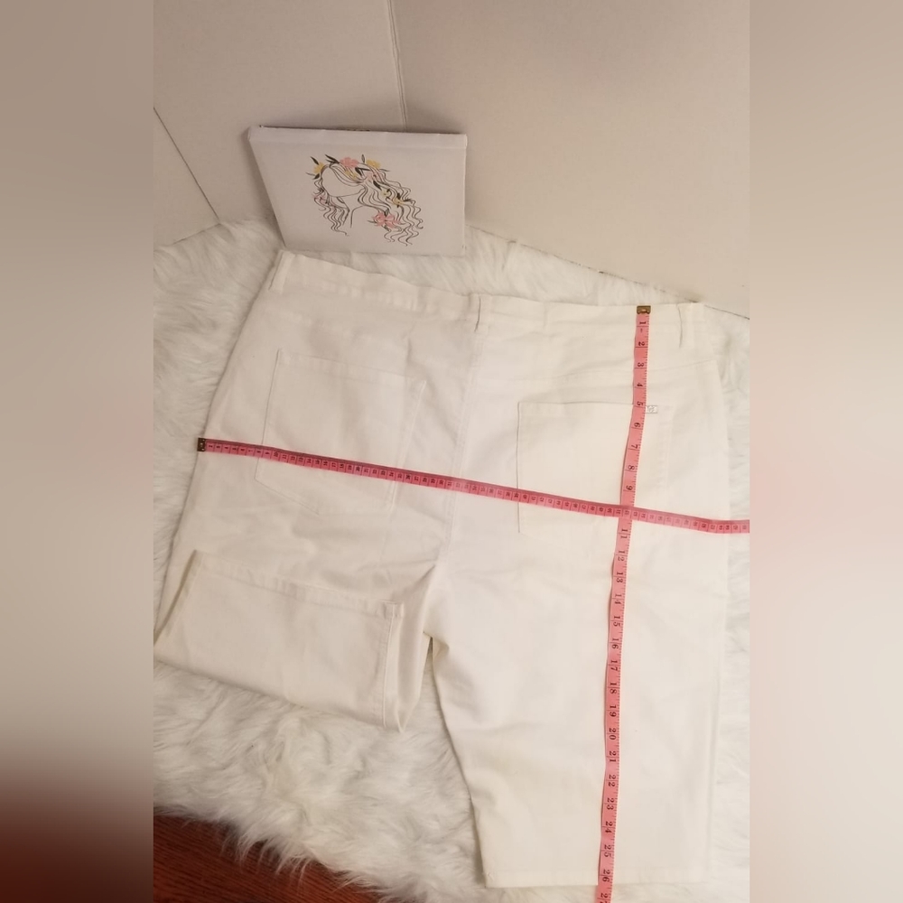 Cute white knee length jean shorts very comfortable and very streachy - Picture 2 of 3
